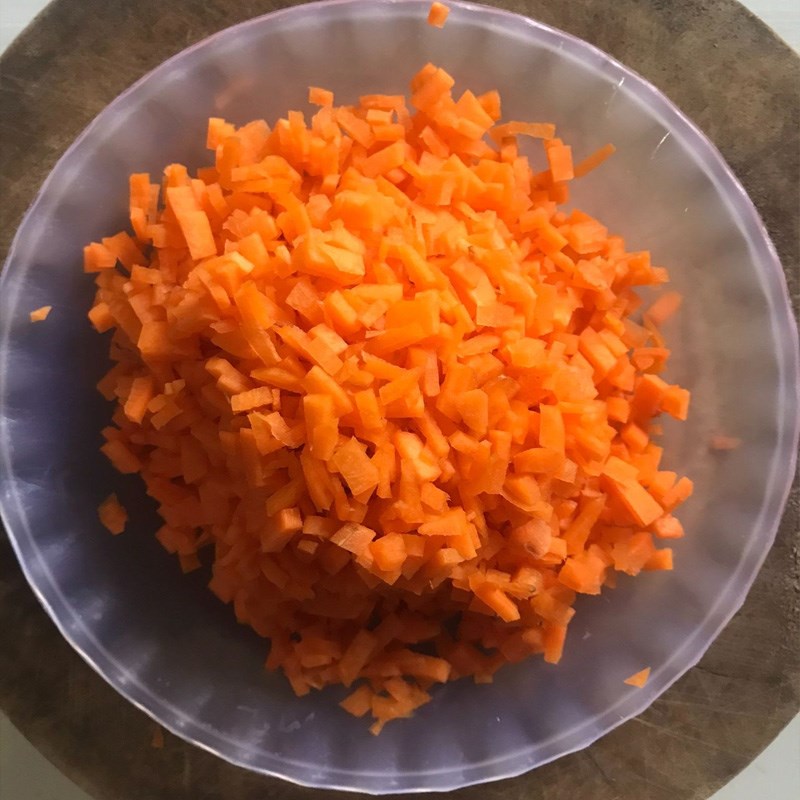 Bước 1 Sơ chế nguyên liệu Trứng chiên cà rốt