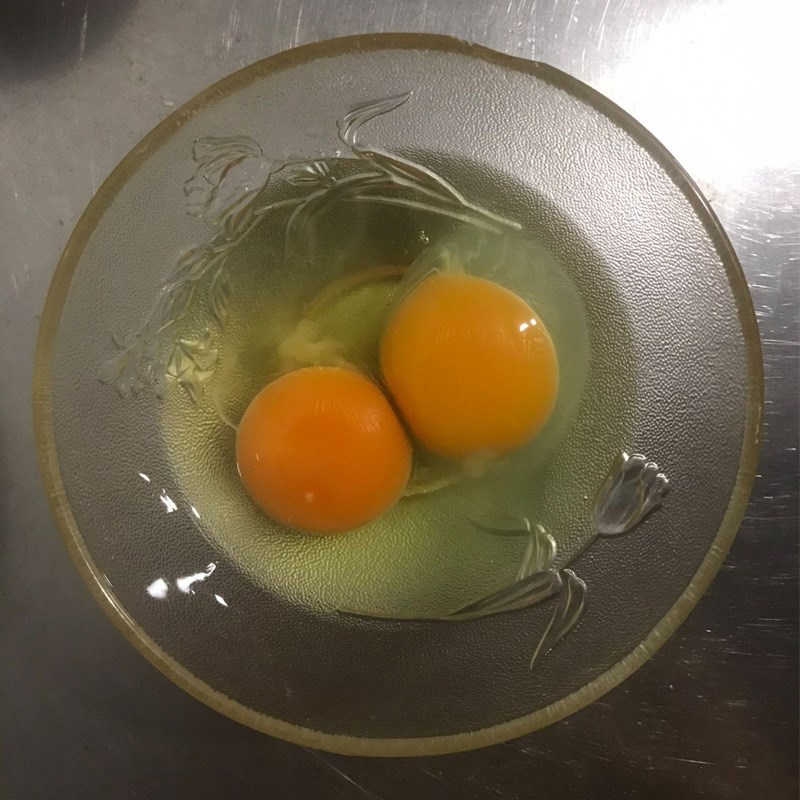 Bước 1 Sơ chế nguyên liệu Trứng chiên cà rốt