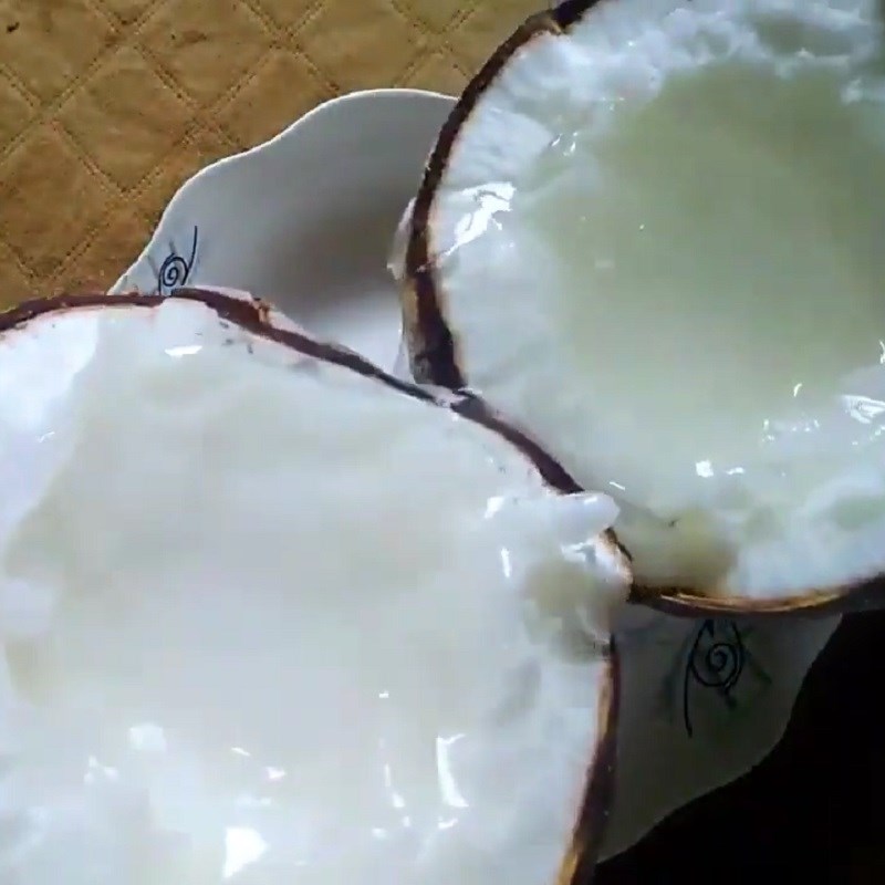 Bước 1 Sơ chế nguyên liệu Sinh tố dừa sáp dâu tây