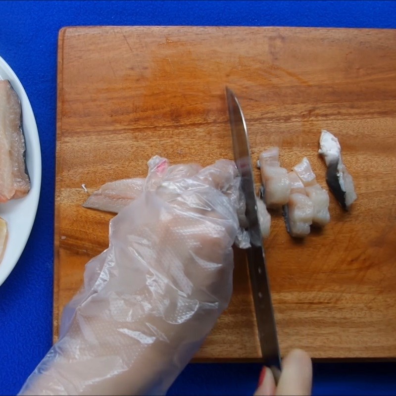 Bước 1 Sơ chế nguyên liệu Gỏi xoài cá trê kiểu Thái