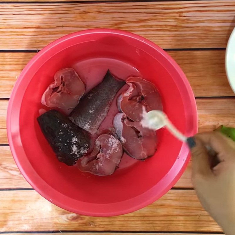 Bước 1 Sơ chế nguyên liệu Cá lóc kho chuối xanh