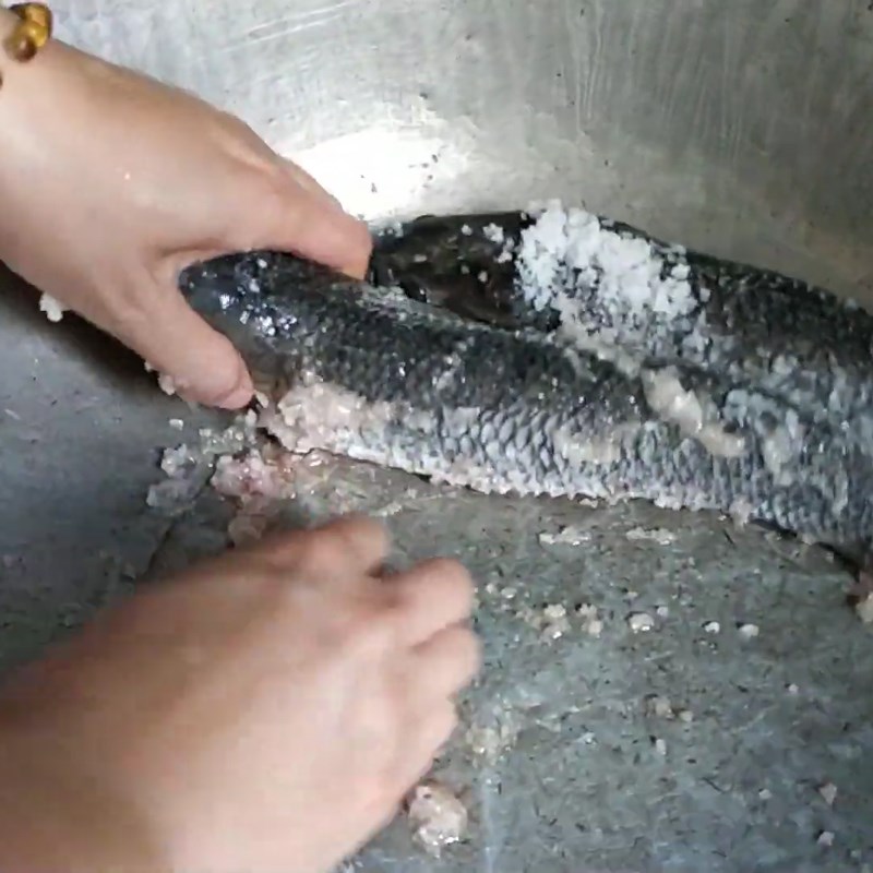 Bước 1 Sơ chế nguyên liệu Cá lóc kho nghệ tươi