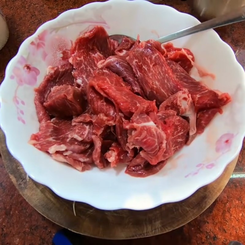 Bước 1 Sơ chế nguyên liệu Thịt bò cuộn nấm kim châm nướng