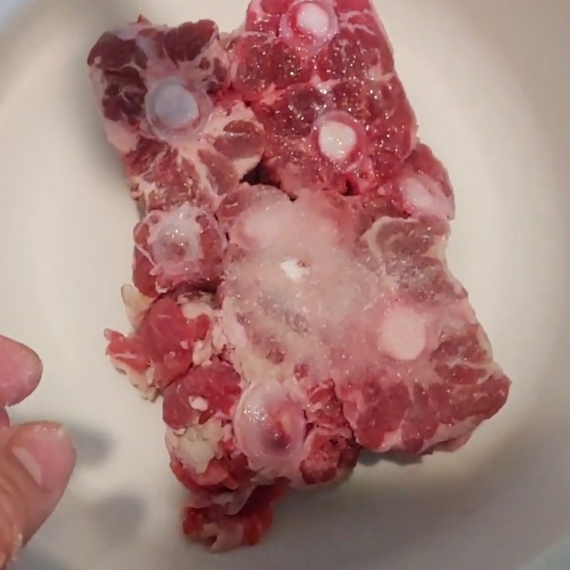 Bước 1 Sơ chế nguyên liệu Đuôi bò hầm hạt sen