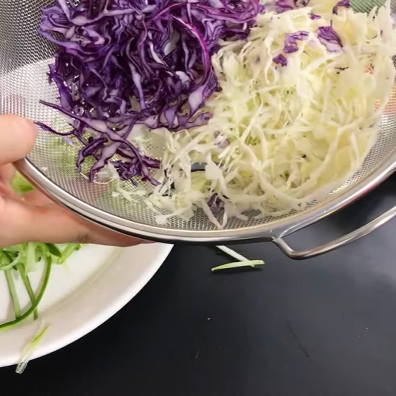 Bước 1 Sơ chế nguyên liệu Sushi thanh cua bắp cải