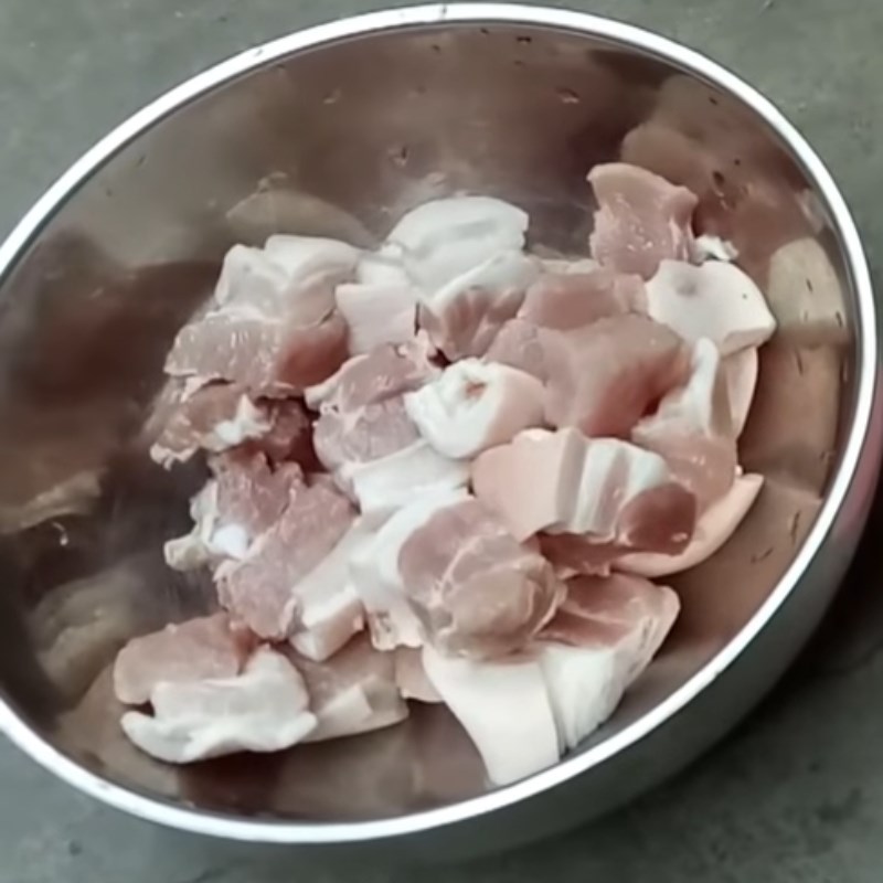 Bước 1 Sơ chế nguyên liệu Thịt kho tàu trứng cút