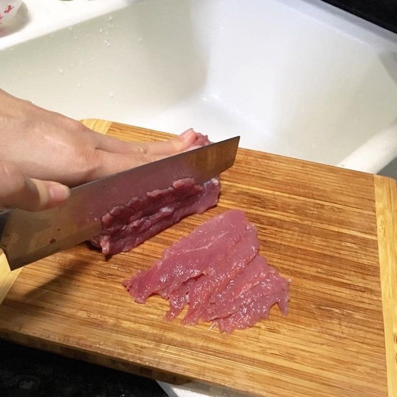 Bước 1 Sơ chế thịt bò Cháo thịt bò rau ngót