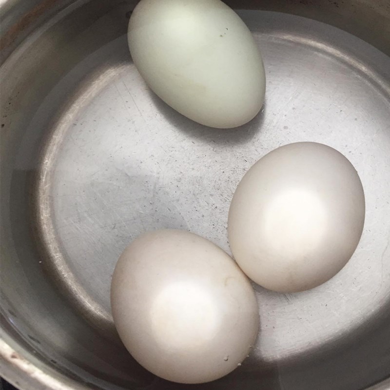 Bước 2 Sơ chế trứng Rau càng cua trộn trứng sốt dầu giấm