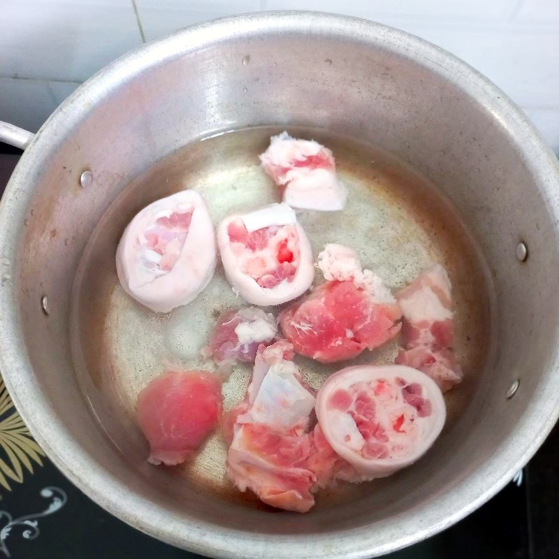 Bước 1 Sơ chế và hầm giò heo Hoa chuối nấu móng giò (công thức được chia sẻ từ người dùng)