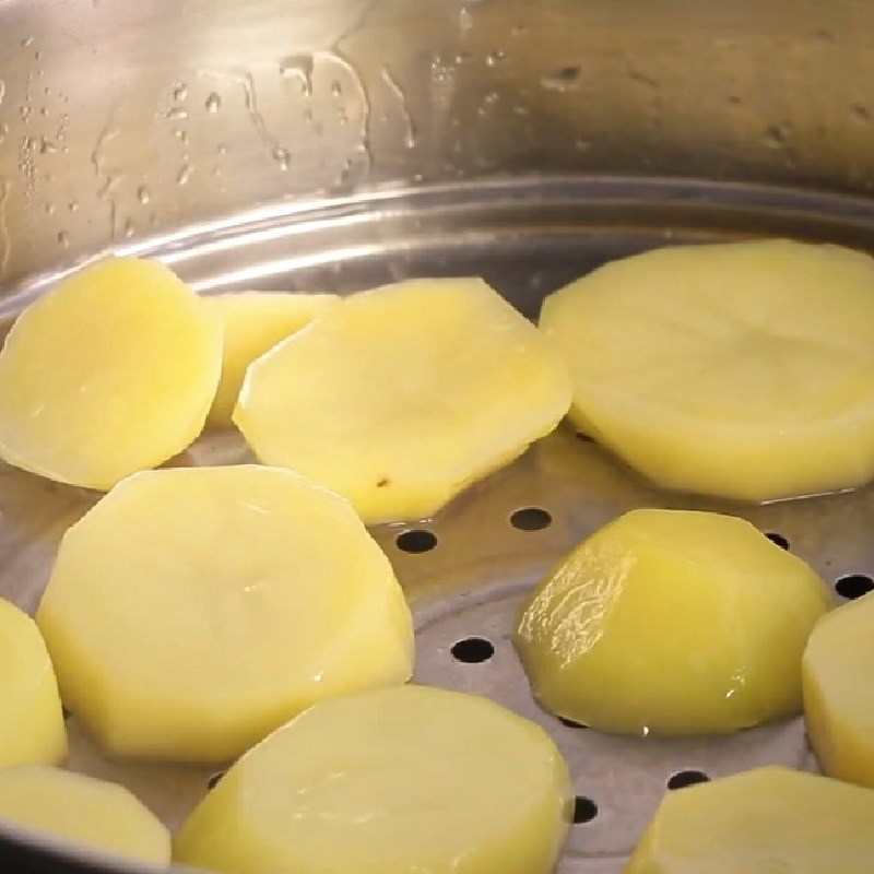 Bước 1 Sơ chế và hấp khoai tây Khoai tây chiên xù lắc phô mai