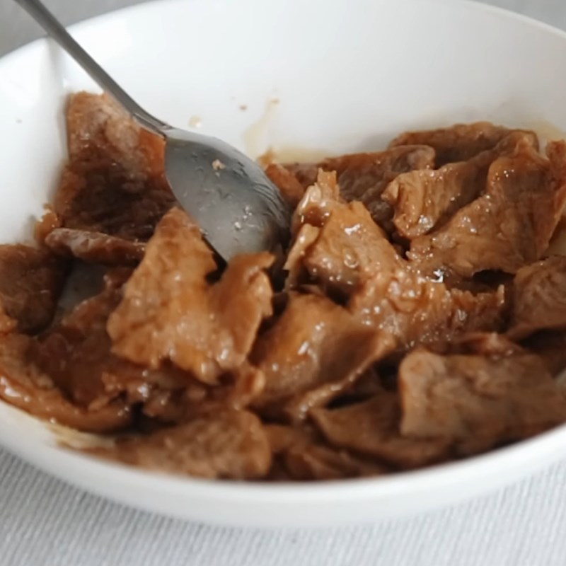 Bước 1 Sơ chế và ướp bò lát Kimbap chay thịt bò gạo lứt