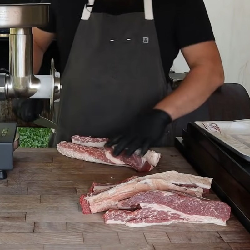 Bước 1 Sơ chế và xay thịt bò Xúc xích bò