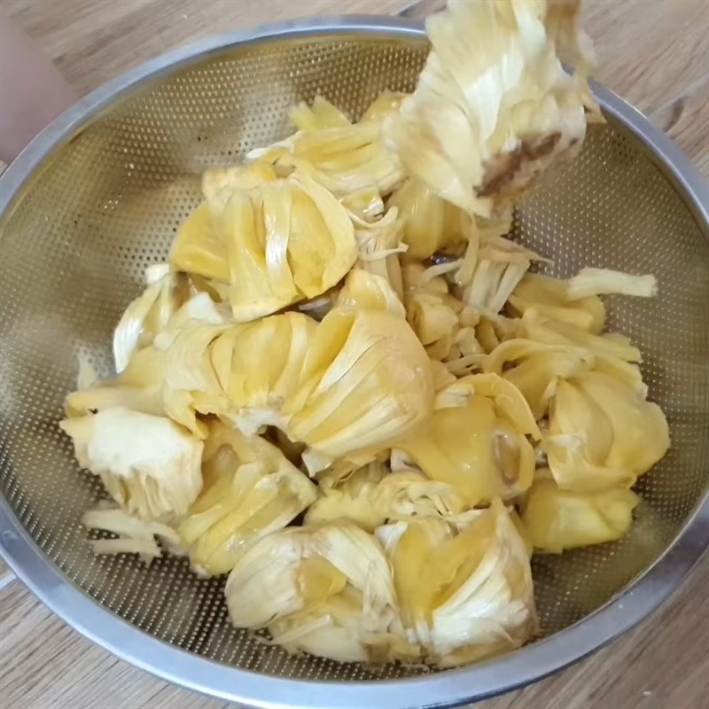 Bước 1 Sơ chế xơ mít Nhút mít chín