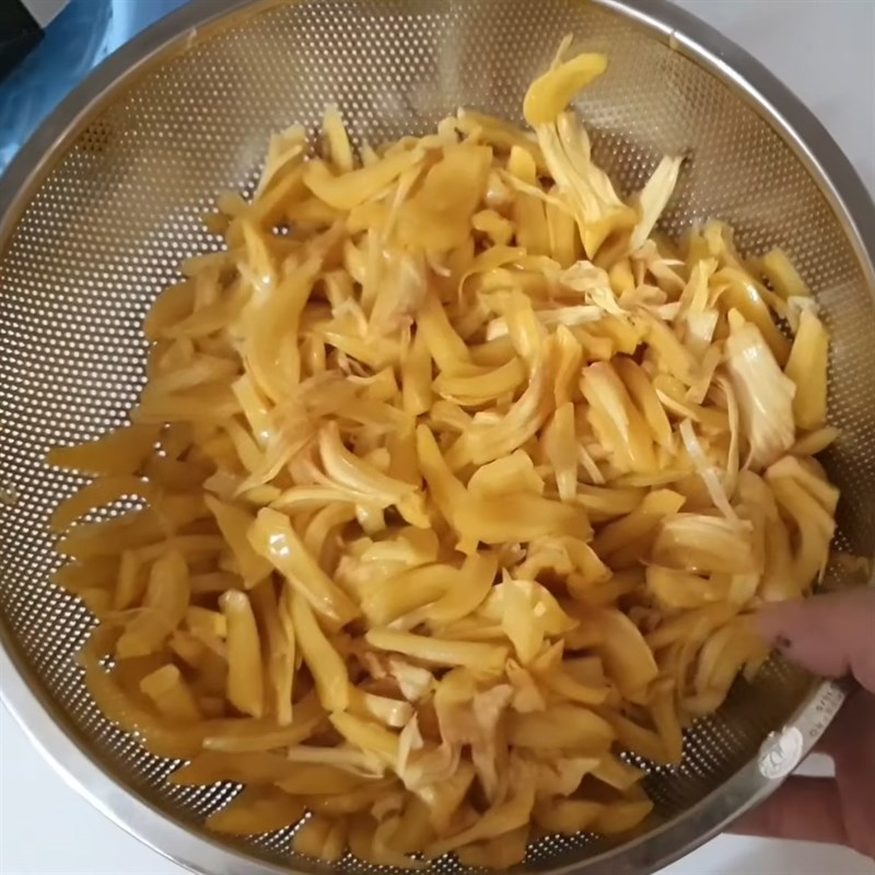 Bước 1 Sơ chế xơ mít Nhút mít chín