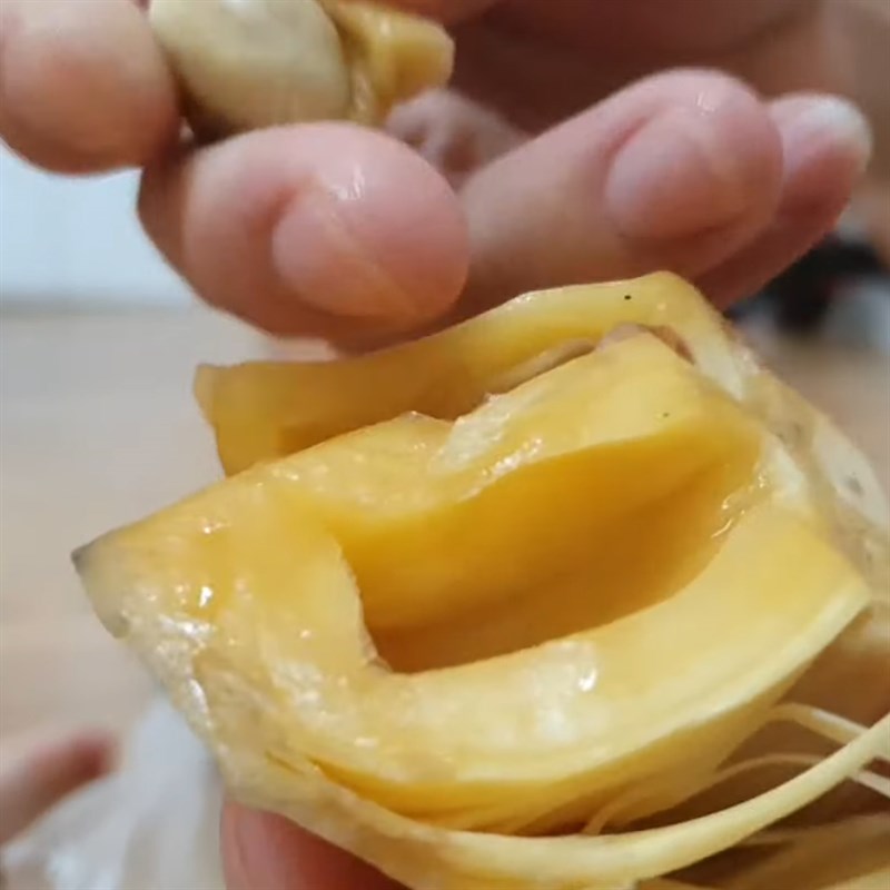 Bước 1 Sơ chế xơ mít Nhút mít chín