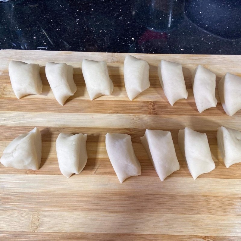 Bước 2 Tạo hình bột Bánh bột mì chiên nhân đường