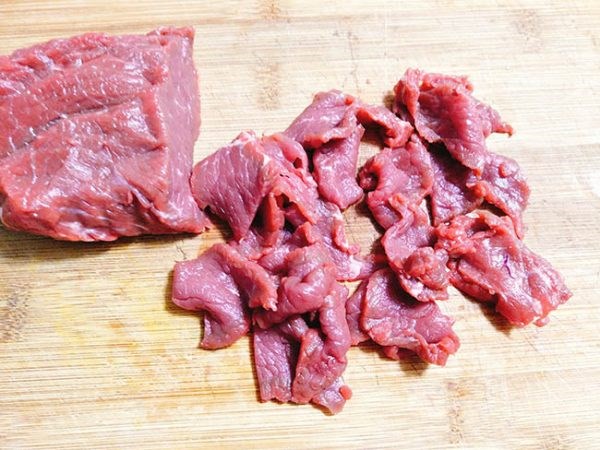 Bước 1 Sơ chế nguyên liệu Cháo thịt bò cải bó xôi