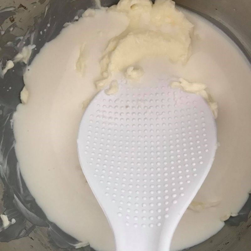 Bước 1 Trộn bơ với sữa Whipping cream bằng máy xay