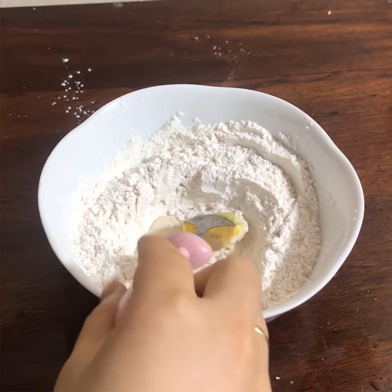 Bước 1 Trộn bột Bánh mì đặc ruột bằng nồi chiên không dầu
