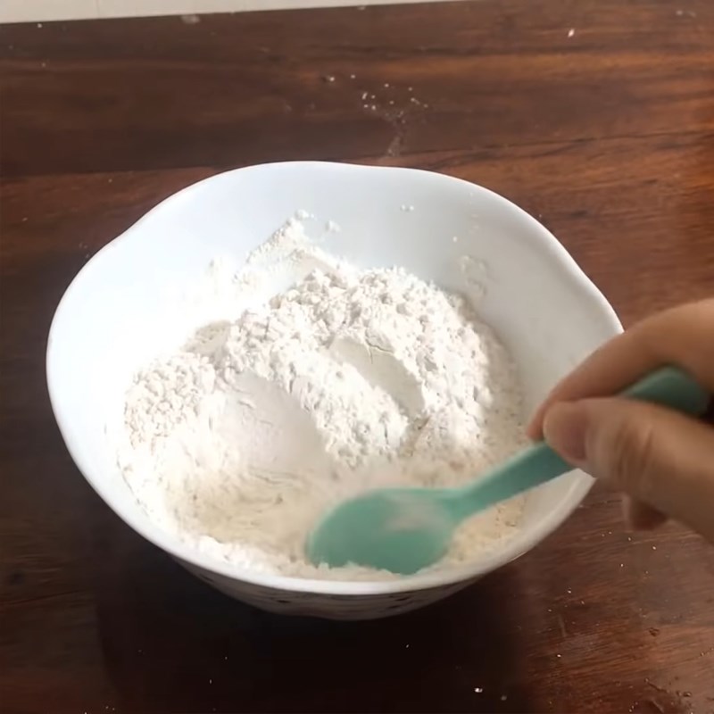 Bước 1 Trộn bột Bánh mì đặc ruột bằng nồi chiên không dầu