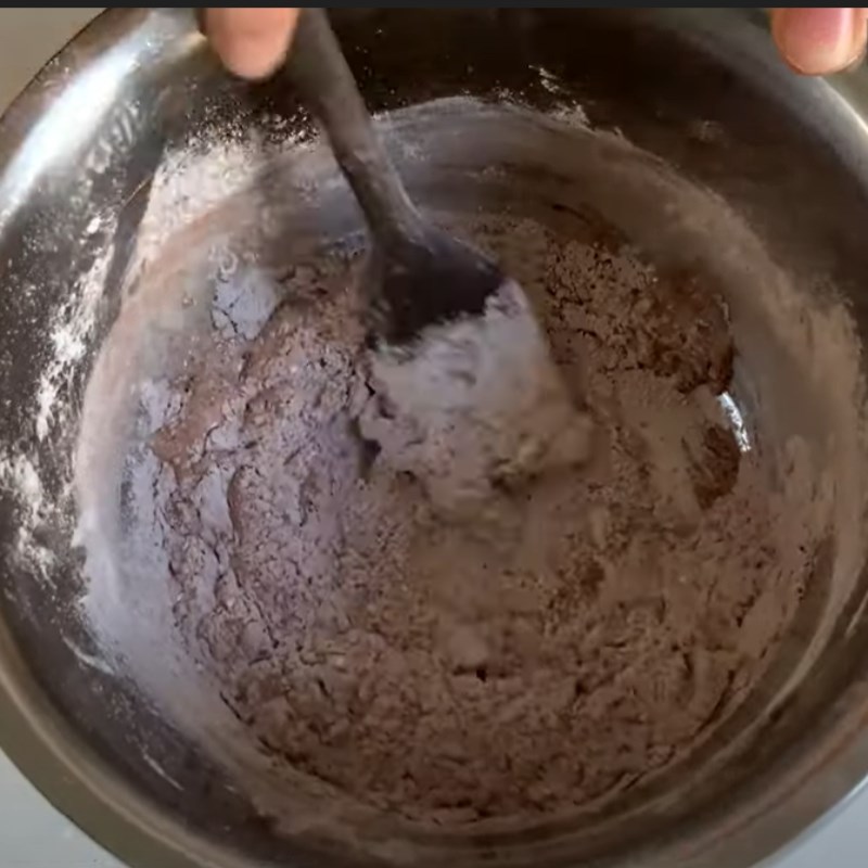 Bước 2 Trộn bột bánh bao socola Bánh bao socola 2 lớp