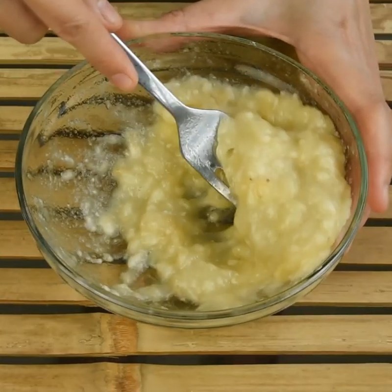 Bước 2 Trộn chuối với hỗn hợp bột Bánh kem chuối