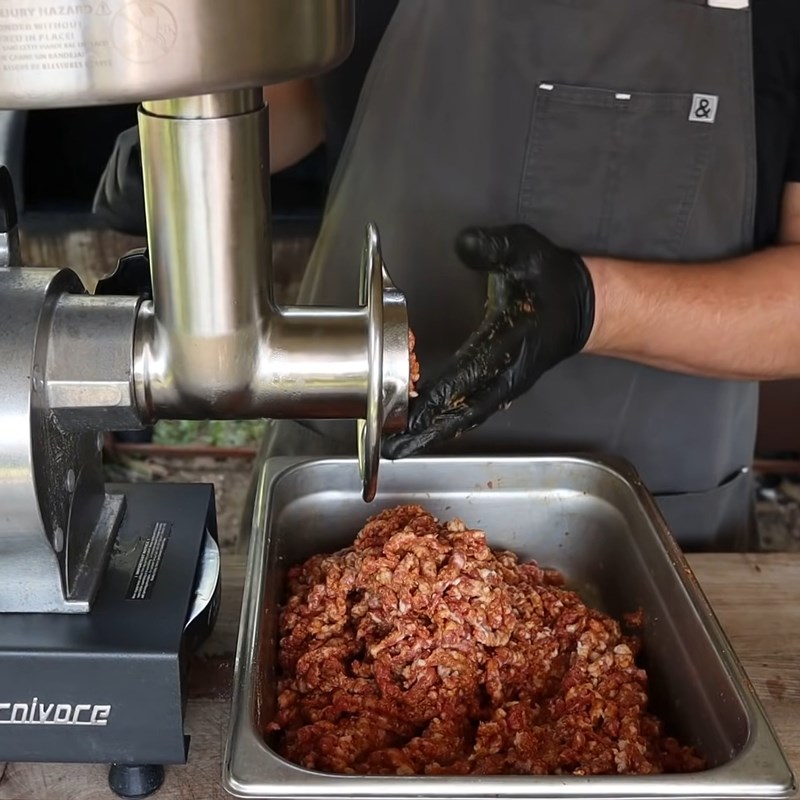 Bước 2 Trộn gia vị thịt bò Xúc xích bò
