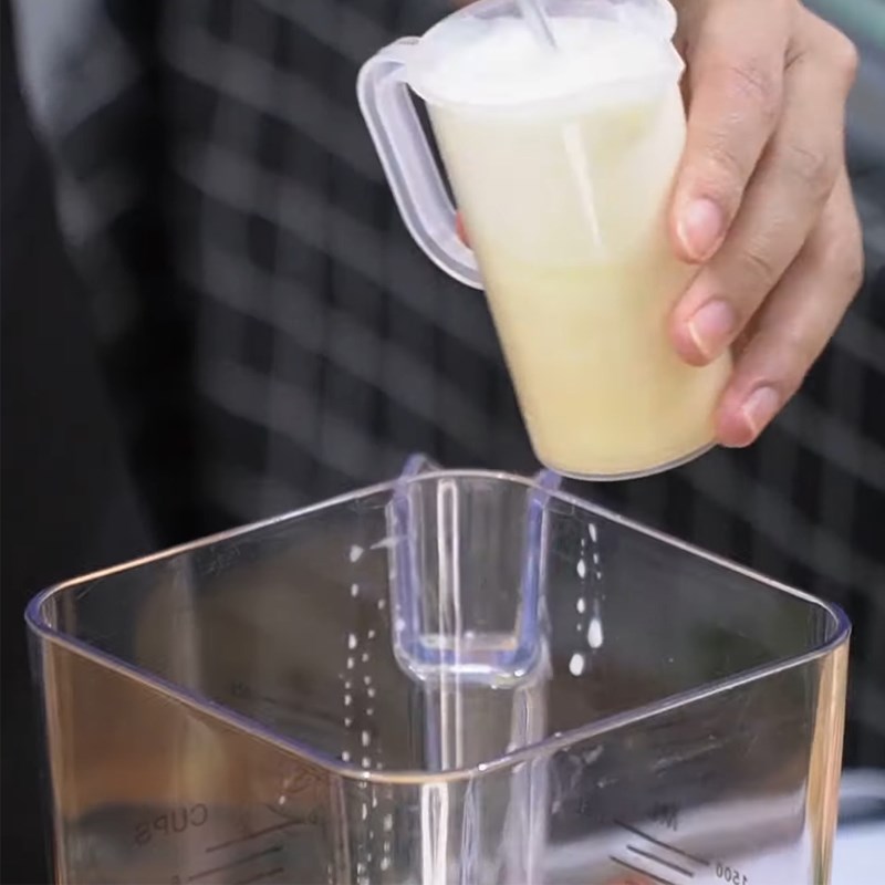 Bước 1 Trộn hỗn hợp kem sữa Sinh tố sầu riêng