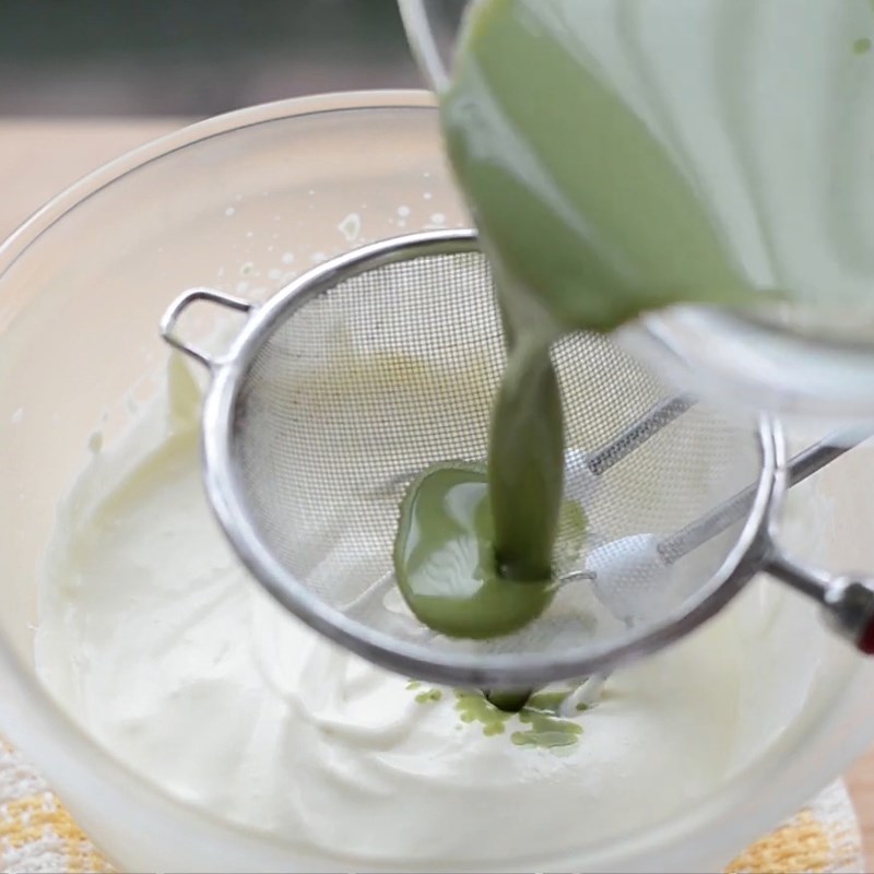 Bước 5 Trộn hỗn hợp mousse và đổ khuôn Mousse trà xanh sữa chua