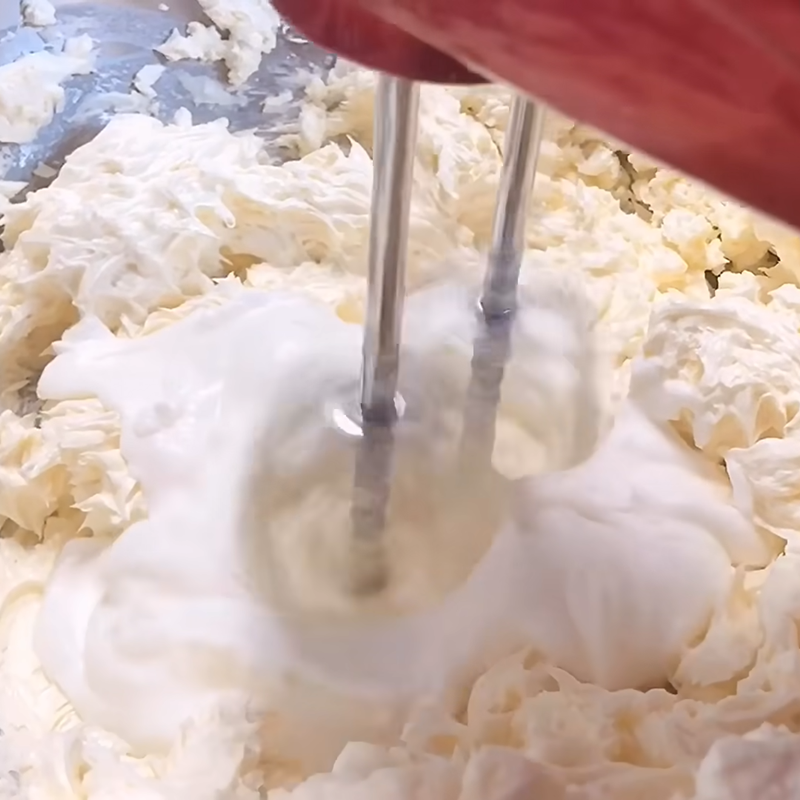 Bước 3 Trộn hỗn hợp whipping cream với bơ Kem tươi từ whipping cream