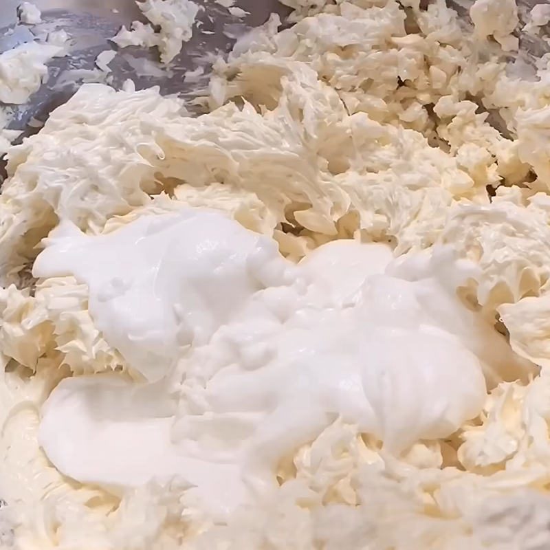 Bước 3 Trộn hỗn hợp whipping cream với bơ Kem tươi từ whipping cream