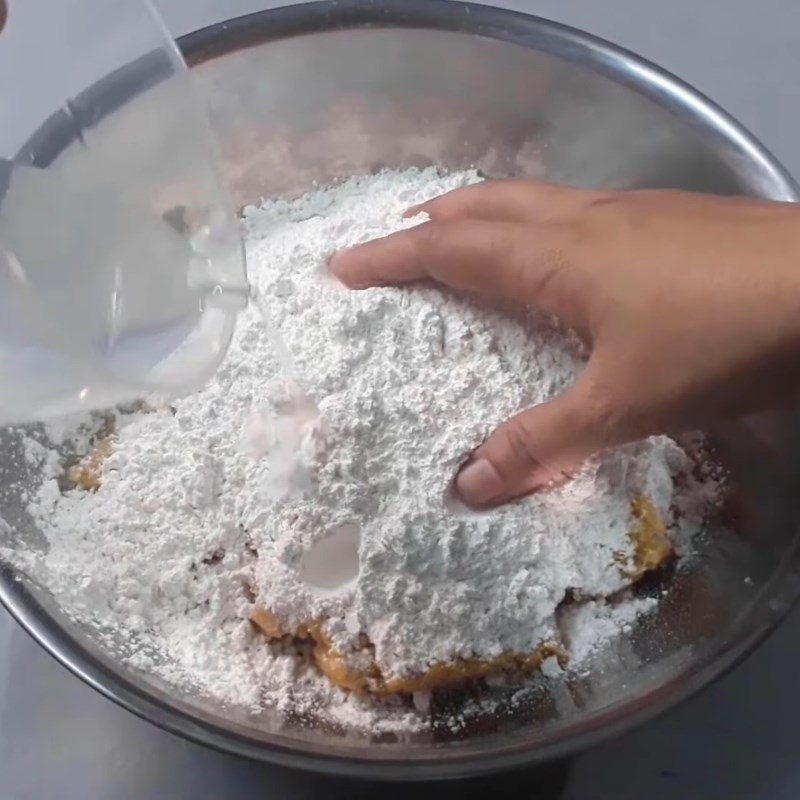 Bước 3 Trộn khoai với bột nếp, nhồi bột Chè khoai lang viên