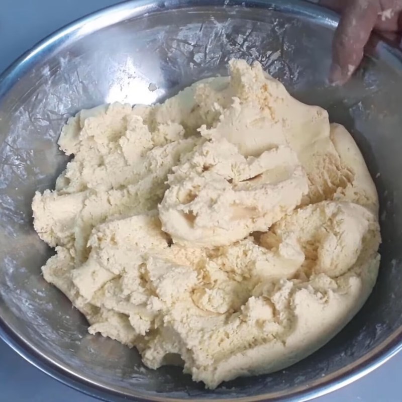 Bước 3 Trộn khoai với bột nếp, nhồi bột Chè khoai lang viên
