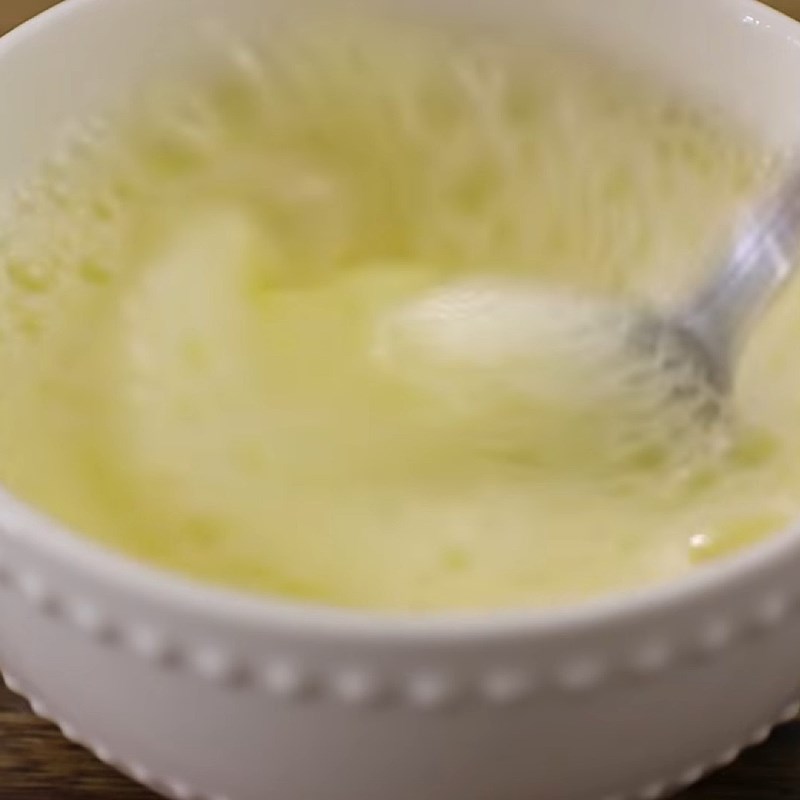 Bước 1 Trộn nguyên liệu ướt Bánh Napoleon