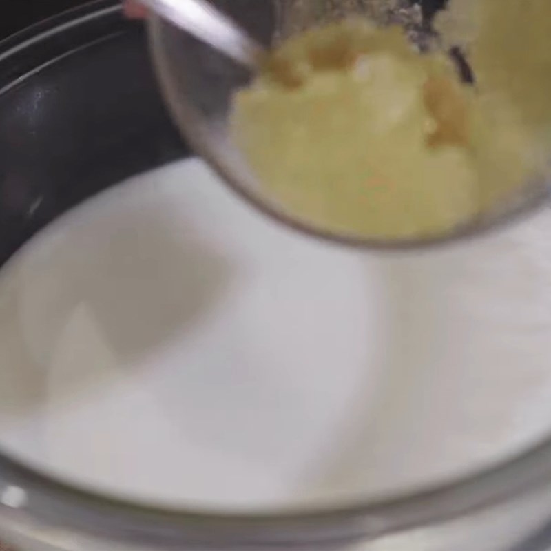Bước 3 Trộn sữa và gelatin Mousse trà xanh không cần trứng