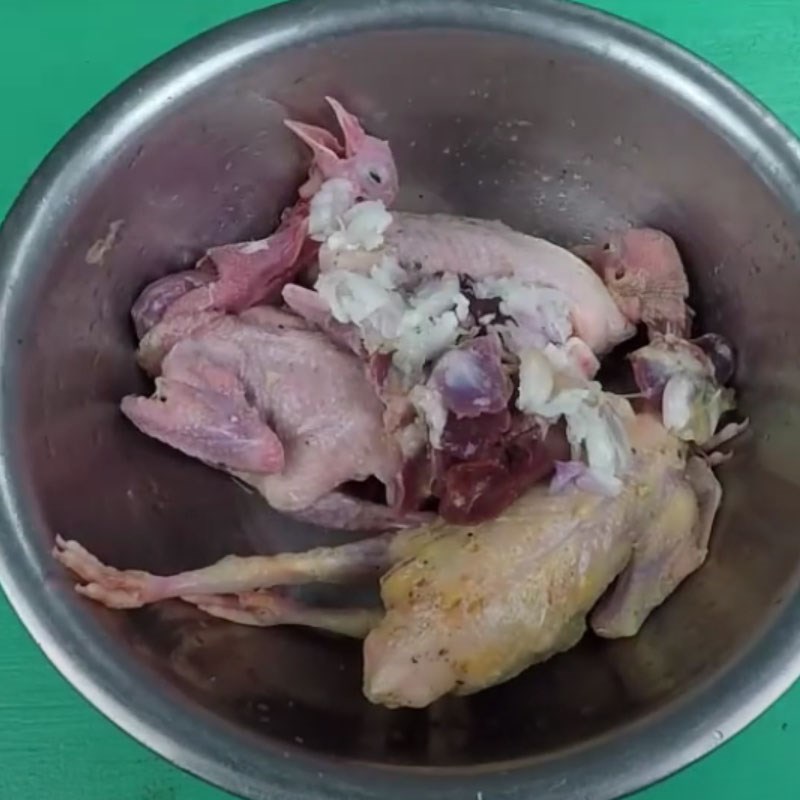 Bước 2 Ướp bồ câu Bồ câu hầm đậu xanh