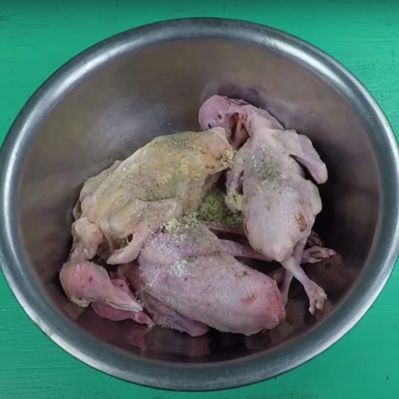 Bước 2 Ướp bồ câu Bồ câu hầm đậu xanh