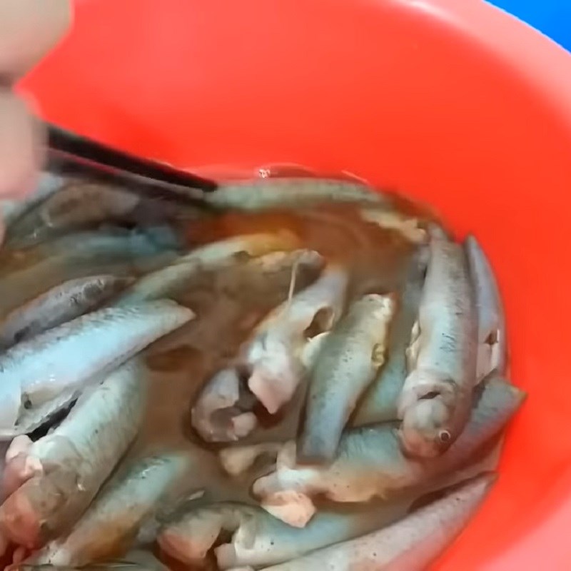 Bước 2 Ướp cá bống Khô cá bống
