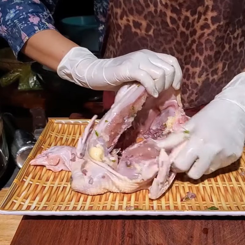 Bước 3 Ướp gà Gà hấp muối