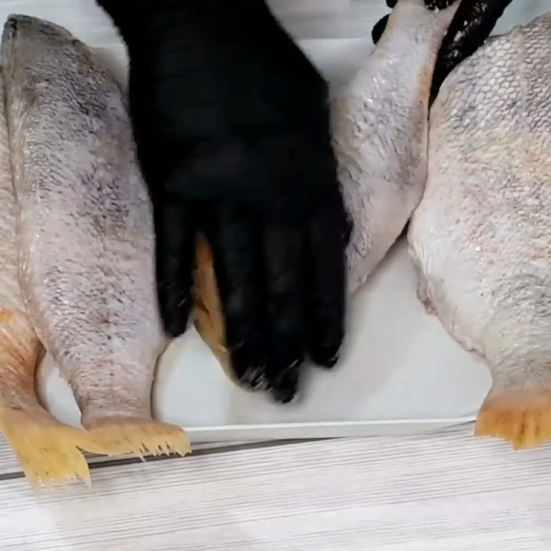 Bước 2 Ướp muối cá và thoa dầu Cá bò khô một nắng