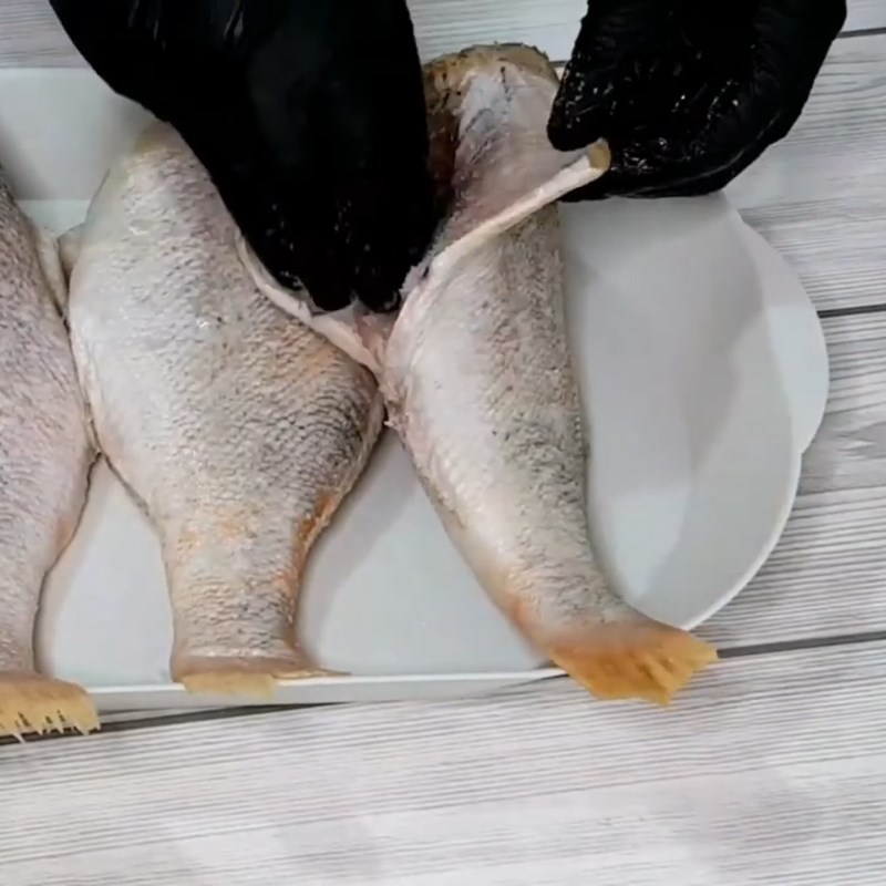 Bước 2 Ướp muối cá và thoa dầu Cá bò khô một nắng