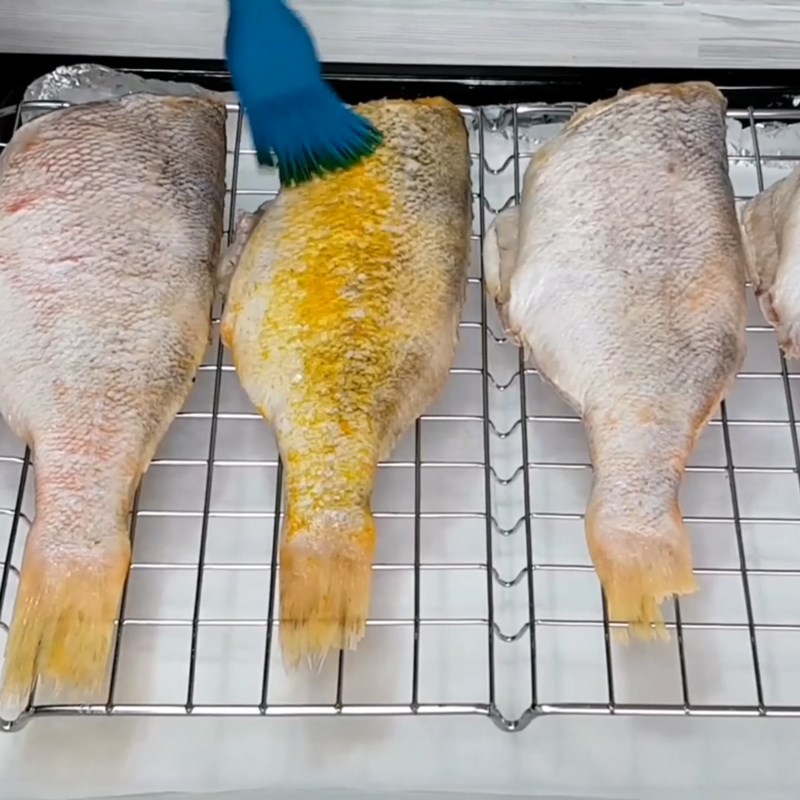 Bước 2 Ướp muối cá và thoa dầu Cá bò khô một nắng