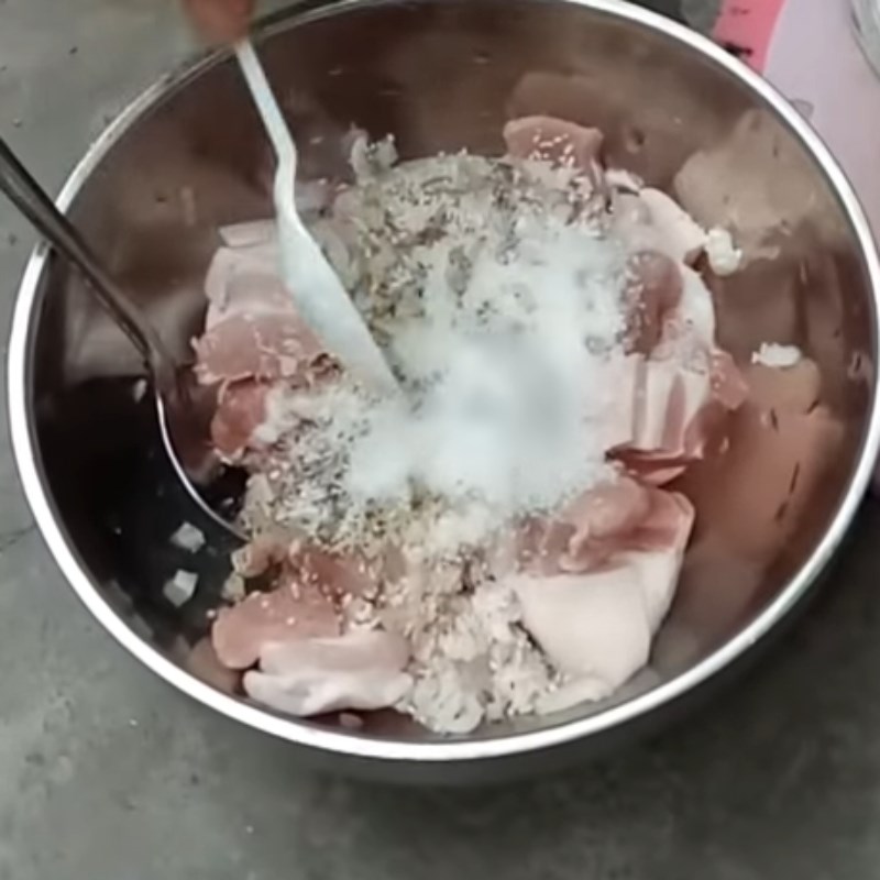 Bước 2 Ướp thịt Thịt kho tàu trứng cút