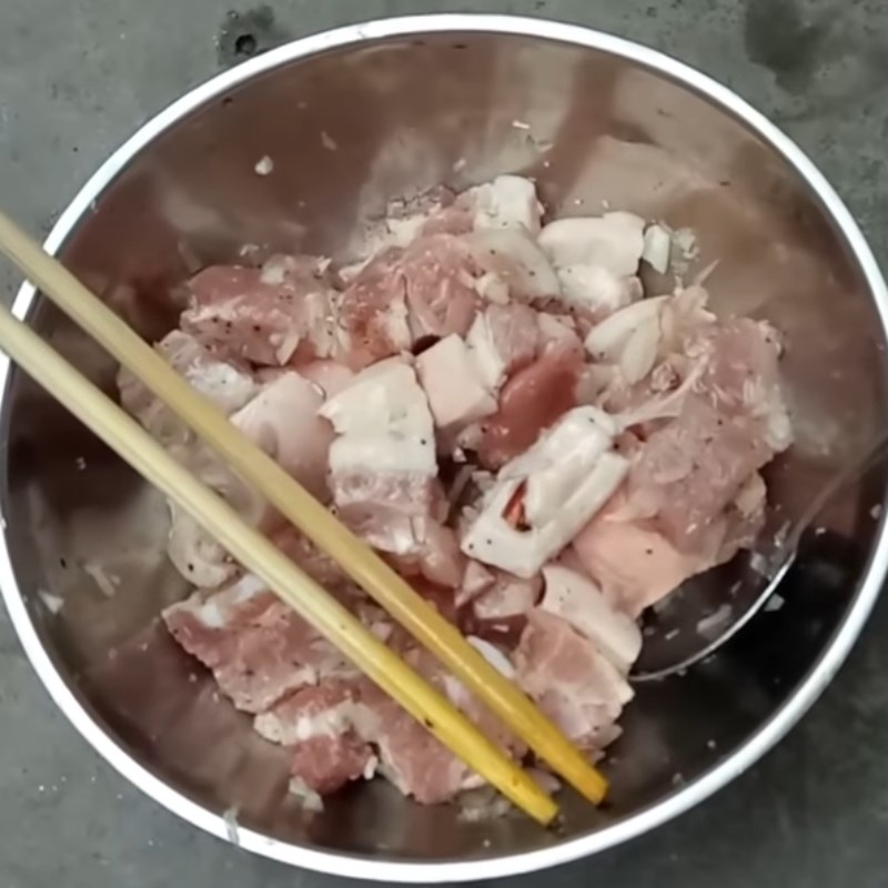 Bước 2 Ướp thịt Thịt kho tàu trứng cút