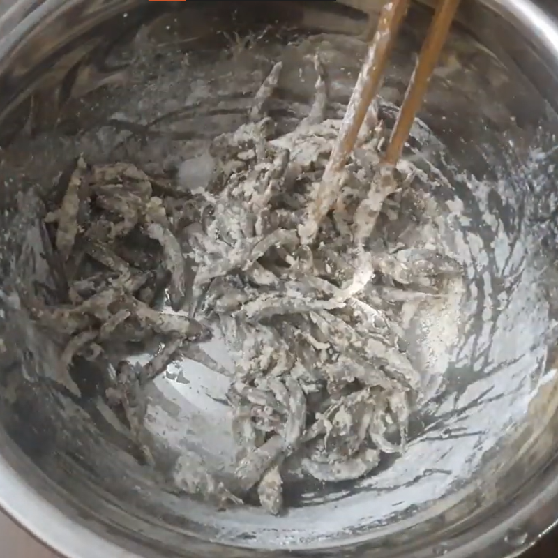 Bước 2 Ướp và tẩm bột cá bống Cá bống chiên giòn bơ tỏi