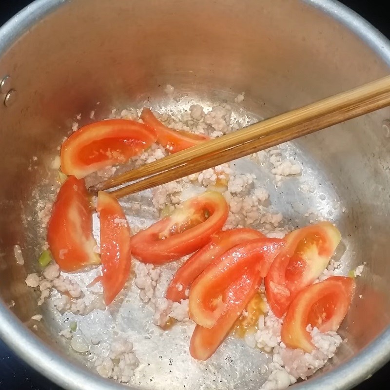 Bước 2 Xào cà chua Canh cải cúc với cà chua