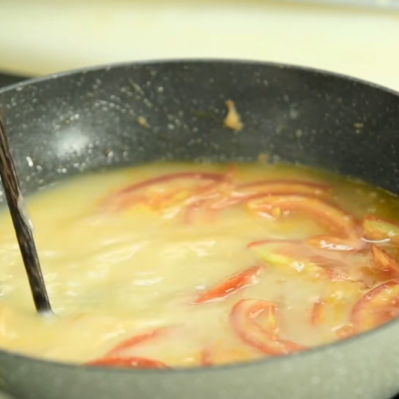 Bước 7 Xào cà chua với mẻ Canh cua tôm chua