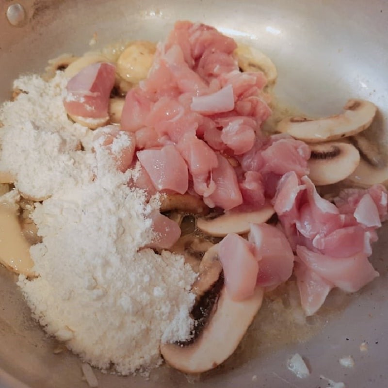 Bước 2 Xào nấm và thịt gà Súp gà kem nấm