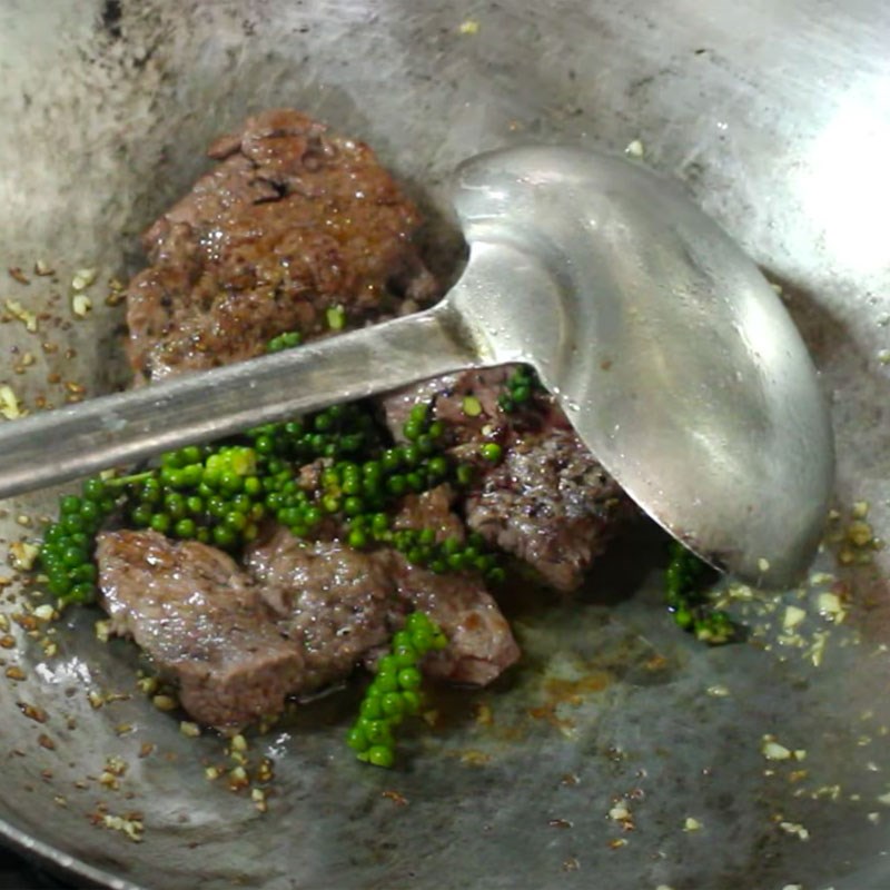 Bước 4 Xào thịt bò với sốt Bò sốt tiêu xanh