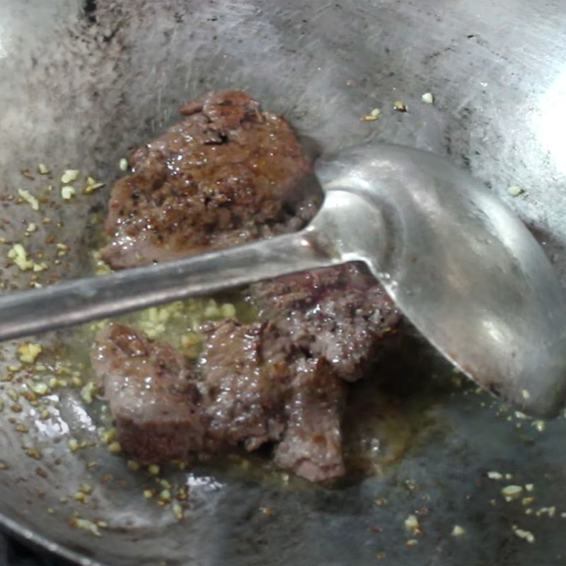 Bước 4 Xào thịt bò với sốt Bò sốt tiêu xanh